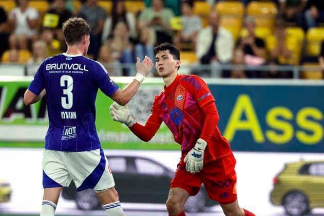 BORAS, SWEDEN 20240829 Moldes Casper Oyvann congratulates goalkeeper Albert Posiadala after a save during Thursdays Europa League qualifying match between IF Elfsborg and Molde FK at Boras Arena BORAS SWEDEN x9200x  Copyright: xAdamxIhse TTx KVAL EUROPA LEAUE ELFSBORG-MOLDE