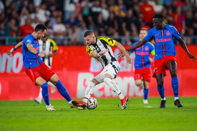 SOCCER - UEFA EL, Bucharest vs LASK BUCHAREST,ROMANIA,29.AUG.24 - SOCCER - UEFA Europa League, qualification, FCSB Bucharest vs Linzer ASK. Image shows Adrian Sut (Bukarest), Valon Berisha (LASK) and Baba Alhassan (Bukarest).  GEPAxpictures xManuelxBinder