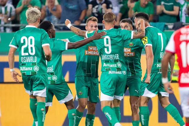SOCCER - UEFA EL, Rapid vs Braga VIENNA,AUSTRIA,29.AUG.24 - SOCCER - UEFA Europa League, qualification, SK Rapid Wien vs Sporting Club de Braga. Image shows the rejoicing of Rapid with Matthias Seidl, Guido Burgstaller and Jonas Auer (Rapid).  GEPAxpictures xPhilippxBrem