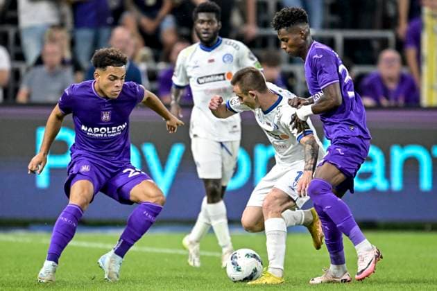 RSC Anderlecht v FC Dinamo Minsk - UEFA Europa League Play-off ANDERLECHT, BELGIUM - AUGUST 29 : Bakhar Ivan forward of Dinamo Minsk battles for the ball with Stroeykens Mario midfielder of RSC Anderlecht and Angulo Nilson forward of RSC Anderlecht during the UEFA Europa League Qualifiers Play-off 2nd leg match between RSC Anderlecht and FC Dinamo Minsk on August 29, 2024 in Anderlecht, Belgium, 29 08 2024 Anderlecht Belgium  Copyright: xSesx