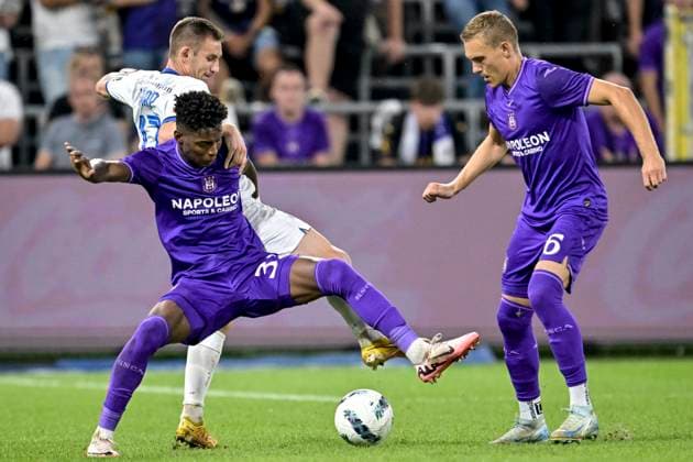 RSC Anderlecht v FC Dinamo Minsk - UEFA Europa League Play-off ANDERLECHT, BELGIUM - AUGUST 29 : Bakhar Ivan forward of Dinamo Minsk battles for the ball with Stroeykens Mario midfielder of RSC Anderlecht and Angulo Nilson forward of RSC Anderlecht during the UEFA Europa League Qualifiers Play-off 2nd leg match between RSC Anderlecht and FC Dinamo Minsk on August 29, 2024 in Anderlecht, Belgium, 29 08 2024 Anderlecht Belgium  Copyright: xSesx