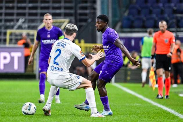 Dinamo s Vadim Pigas and Anderlecht s Francis Amuzu pictured in action during a soccer game between Belgian RSC Anderlecht and Belarusian FC Dinamo Minsk, Thursday 29 August 2024 in Brussels, the return leg of the play-offs for the UEFA Europa League competition. Anderlecht won the first leg 0-1. TOM GOYVAERTS TomxGoyvaerts  x99331416x