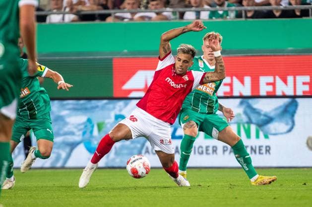 SOCCER - UEFA EL, Rapid vs Braga VIENNA,AUSTRIA,29.AUG.24 - SOCCER - UEFA Europa League, qualification, SK Rapid Wien vs Sporting Club de Braga. Image shows Rodrigo Zalazar (Braga) abd Isak Jansson (Rapid).  GEPAxpictures xPhilippxBrem