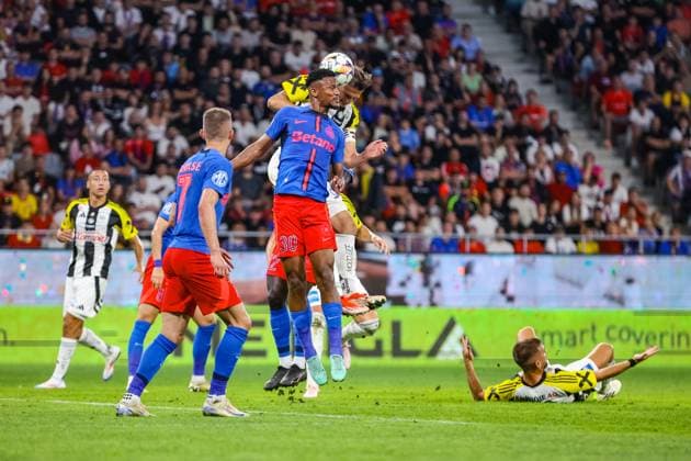 SOCCER - UEFA EL, Bucharest vs LASK BUCHAREST,ROMANIA,29.AUG.24 - SOCCER - UEFA Europa League, qualification, FCSB Bucharest vs Linzer ASK. Image shows Siyabonga Ngezana (Bukarest) and Philipp Ziereis (LASK).  GEPAxpictures xManuelxBinder