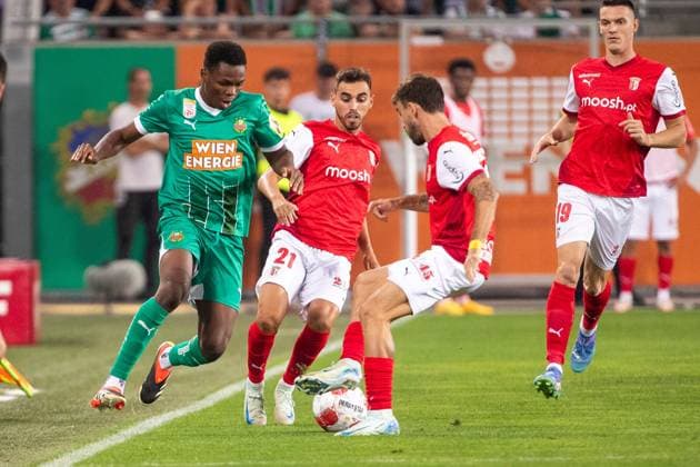 SOCCER - UEFA EL, Rapid vs Braga VIENNA,AUSTRIA,29.AUG.24 - SOCCER - UEFA Europa League, qualification, SK Rapid Wien vs Sporting Club de Braga. Image shows Mamadou Sangare (Rapid) and Ricardo Horta (Braga).  GEPAxpictures xPhilippxBrem