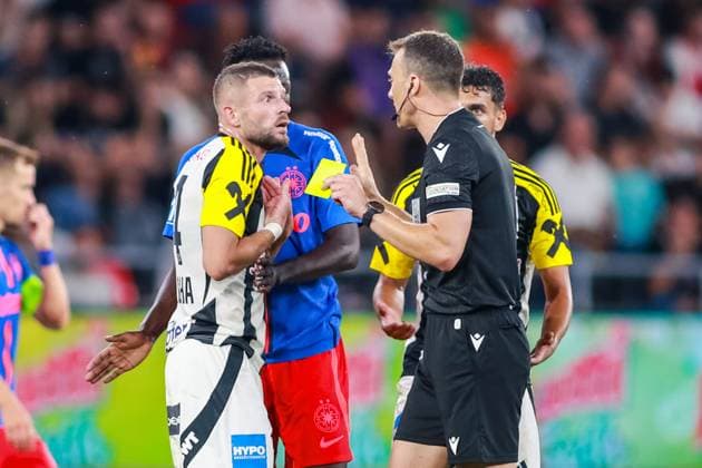 SOCCER - UEFA EL, Bucharest vs LASK BUCHAREST,ROMANIA,29.AUG.24 - SOCCER - UEFA Europa League, qualification, FCSB Bucharest vs Linzer ASK. Image shows Valon Berisha (LASK). Keywords: yellow card.  GEPAxpictures xManuelxBinder