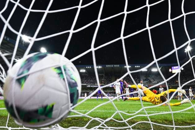Sport Bilder des Tages RSC Anderlecht v FC Dinamo Minsk - UEFA Europa League Play-off ANDERLECHT, BELGIUM - AUGUST 29 : Amuzu Francis midfielder of RSC Anderlecht scores a goal against Lapoukhov Fedor goalkeeper of Dinamo Minsk during the UEFA Europa League Qualifiers Play-off 2nd leg match between RSC Anderlecht and FC Dinamo Minsk on August 29, 2024 in Anderlecht, Belgium, 29 08 2024 Anderlecht Belgium  Copyright: xVincentxKalutx