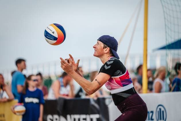Beach volleyball women Allianz German Beach Tour German Beach Volleyball Championship 2024 29 08 2024 Melanie Gernert serving Timmendorfer Strand Ahmann Hager Arena Schleswig Holstein Germany