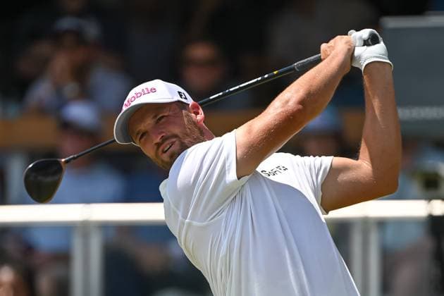 ATLANTA, GA - AUGUST 29: Sam Burns teeing off on the first tee during the first round of the 2024 FedExCup Playoffs Tour Championship on August 29, 2024 at East Lake Golf Club in Atlanta, Georgia. (Photo by John Adams Icon Sportswire) GOLF: AUG 29 PGA, Golf Herren FedExCup Playoffs - TOUR Championship EDITORIAL USE ONLY Icon240829147211