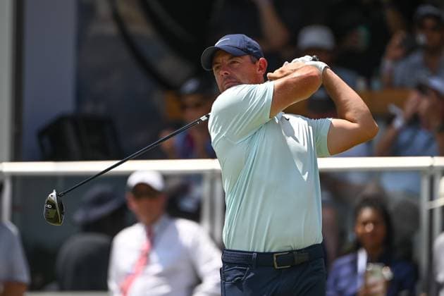 ATLANTA, GA - AUGUST 29: Rory McIlroy teeing off on the first tee during the first round of the 2024 FedExCup Playoffs Tour Championship on August 29, 2024 at East Lake Golf Club in Atlanta, Georgia. (Photo by John Adams Icon Sportswire) GOLF: AUG 29 PGA, Golf Herren FedExCup Playoffs - TOUR Championship EDITORIAL USE ONLY Icon240829147501
