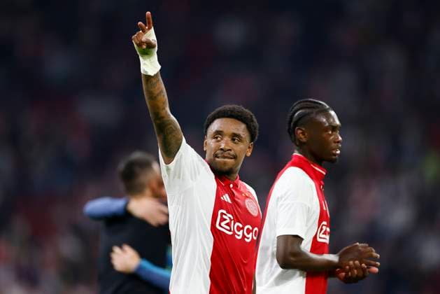 AMSTERDAM, 29-08-2024 , JohanCruyff Arena, Europa League Play Offs, season 2024 2025, Ajax- Jagiellonia Bialystok. Ajax player Steven Bergwijn acknowledges the fans 3-0 Ajax - Jagiellonia Bialystok  x26143736x Copyright: