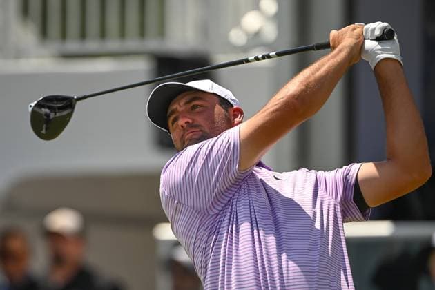 ATLANTA, GA - AUGUST 29: Scottie Scheffler teeing off the first tee during the first round of the 2024 FedExCup Playoffs Tour Championship on August 29, 2024 at East Lake Golf Club in Atlanta, Georgia. (Photo by John Adams Icon Sportswire) GOLF: AUG 29 PGA, Golf Herren FedExCup Playoffs - TOUR Championship EDITORIAL USE ONLY Icon240829148401
