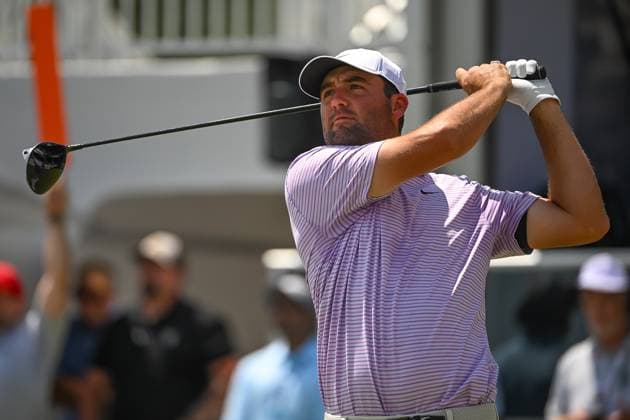 ATLANTA, GA - AUGUST 29: Scottie Scheffler teeing off the first tee during the first round of the 2024 FedExCup Playoffs Tour Championship on August 29, 2024 at East Lake Golf Club in Atlanta, Georgia. (Photo by John Adams Icon Sportswire) GOLF: AUG 29 PGA, Golf Herren FedExCup Playoffs - TOUR Championship EDITORIAL USE ONLY Icon240829148431