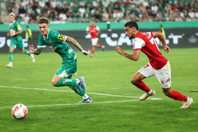 SOCCER - UEFA EL, Rapid vs Braga VIENNA,AUSTRIA,29.AUG.24 - SOCCER - UEFA Europa League, qualification, SK Rapid Wien vs Sporting Club de Braga. Image shows Bendeguz Bolla (Rapid) and Gabri Martinez (Braga).  GEPAxpictures xArminxRauthner