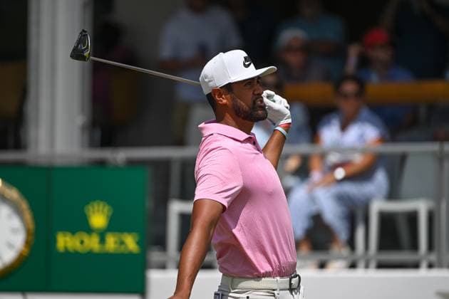 ATLANTA, GA - AUGUST 29: Tony Finau with a wayward tee shot on the first tee during the first round of the 2024 FedExCup Playoffs Tour Championship on August 29, 2024 at East Lake Golf Club in Atlanta, Georgia. (Photo by John Adams Icon Sportswire) GOLF: AUG 29 PGA, Golf Herren FedExCup Playoffs - TOUR Championship EDITORIAL USE ONLY Icon240829164721
