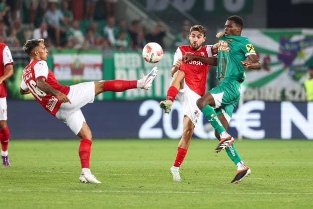SOCCER - UEFA EL, Rapid vs Braga VIENNA,AUSTRIA,29.AUG.24 - SOCCER - UEFA Europa League, qualification, SK Rapid Wien vs Sporting Club de Braga. Image shows Rodrigo Zalazar, Andre Horta (Braga) and Mamadou Sangare (Rapid).  GEPAxpictures xArminxRauthner