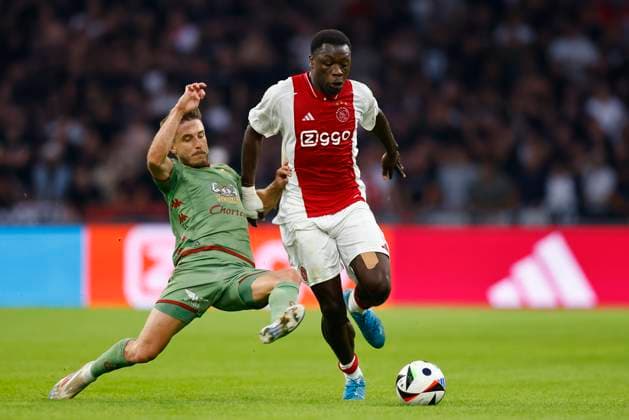AMSTERDAM, 29-08-2024 , JohanCruyff Arena, Europa League Play Offs, season 2024 2025, Ajax- Jagiellonia Bialystok. (L-R) Jagiellonia Bialystok player Kristoffer Hansenc, Ajax player Brian Brobbey Ajax - Jagiellonia Bialystok  x26143846x Copyright: