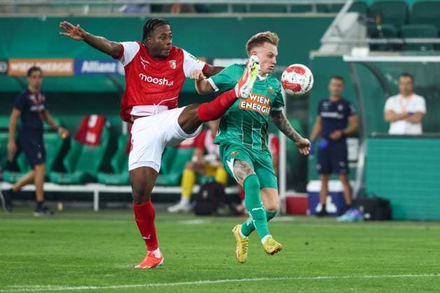 SOCCER - UEFA EL, Rapid vs Braga VIENNA,AUSTRIA,29.AUG.24 - SOCCER - UEFA Europa League, qualification, SK Rapid Wien vs Sporting Club de Braga. Image shows Brigth Arrey-Mbi (Braga) and Isak Jansson (Rapid).  GEPAxpictures xArminxRauthner