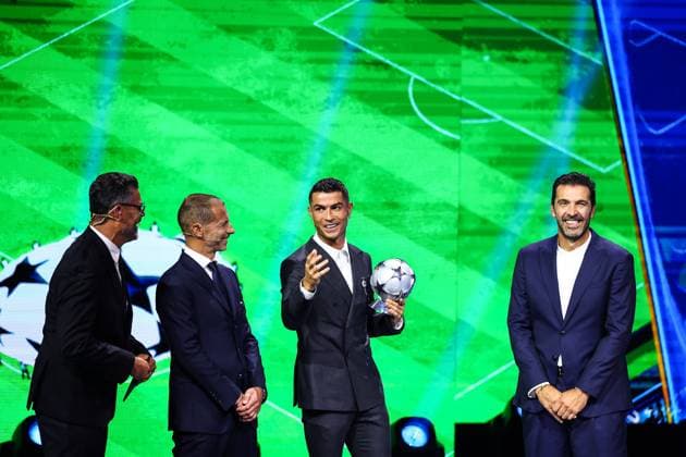 29th of August 2024 - UEFA CHAMPIONS LEAGUE KICK OFF 2024 2025 - DRAW LOTTERY WITH AI - FORUM GRIMALDI ronaldo (cristiano) happiness after he receives a trophy by the UEFA president ceferin (aleksander) on the sight of buffon (gianluigi) and pinto (pedro) MONACO MONACO Copyright: xSPORTPIXPRESSx xFREDxPORCUx