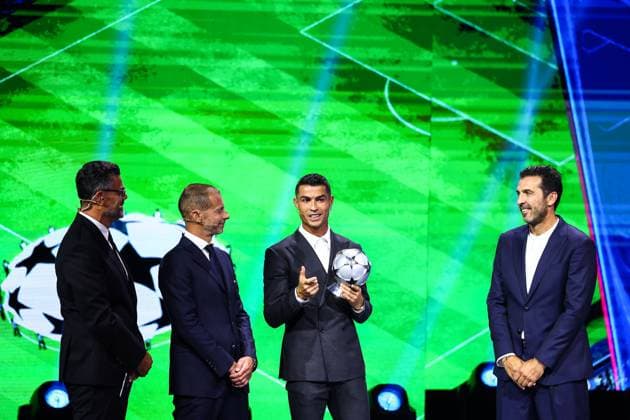 29th of August 2024 - UEFA CHAMPIONS LEAGUE KICK OFF 2024 2025 - DRAW LOTTERY WITH AI - FORUM GRIMALDI ronaldo (cristiano) happiness after he receives a trophy by the UEFA president ceferin (aleksander) on the sight of buffon (gianluigi) and pinto (pedro) MONACO MONACO Copyright: xSPORTPIXPRESSx xFREDxPORCUx