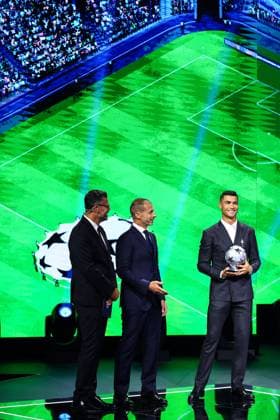 29th of August 2024 - UEFA CHAMPIONS LEAGUE KICK OFF 2024 2025 - DRAW LOTTERY WITH AI - FORUM GRIMALDI ronaldo (cristiano) happiness after he receives a trophy by the UEFA president ceferin (aleksander) on the sight of pinto (pedro) MONACO MONACO Copyright: xSPORTPIXPRESSx xFREDxPORCUx