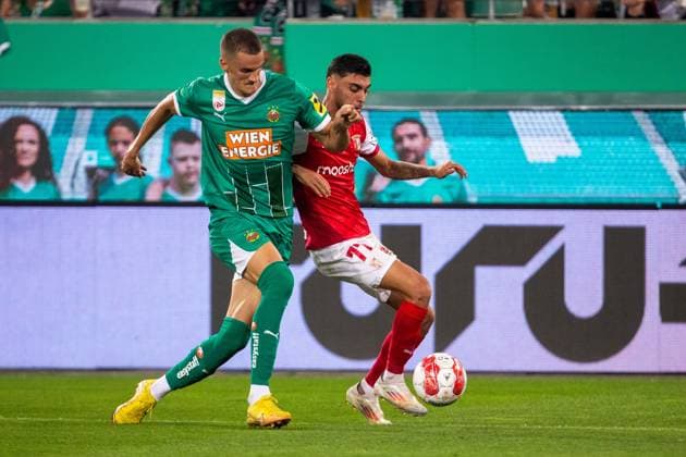 SOCCER - UEFA EL, Rapid vs Braga VIENNA,AUSTRIA,29.AUG.24 - SOCCER - UEFA Europa League, qualification, SK Rapid Wien vs Sporting Club de Braga. Image shows Nenad Cvetkovic (Rapid) and Gabri Martinez (Braga).  GEPAxpictures xPhilippxBrem