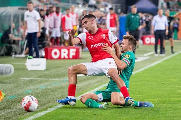 SOCCER - UEFA EL, Rapid vs Braga VIENNA,AUSTRIA,29.AUG.24 - SOCCER - UEFA Europa League, qualification, SK Rapid Wien vs Sporting Club de Braga. Image shows Victor Gomez (Braga) and Matthias Seidl (Rapid).  GEPAxpictures xPhilippxBrem