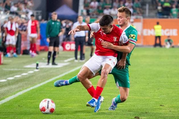 Sport Bilder des Tages SOCCER - UEFA EL, Rapid vs Braga VIENNA,AUSTRIA,29.AUG.24 - SOCCER - UEFA Europa League, qualification, SK Rapid Wien vs Sporting Club de Braga. Image shows Victor Gomez (Braga) and Matthias Seidl (Rapid).  GEPAxpictures xPhilippxBrem
