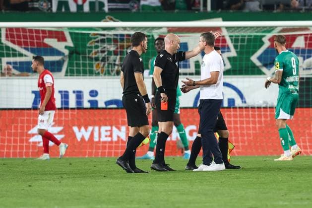 SOCCER - UEFA EL, Rapid vs Braga VIENNA,AUSTRIA,29.AUG.24 - SOCCER - UEFA Europa League, qualification, SK Rapid Wien vs Sporting Club de Braga. Image shows referee Anthony Tayler (ENG) and head coach Robert Klauss (Rapid). Keywords: red card.  GEPAxpictures xArminxRauthner