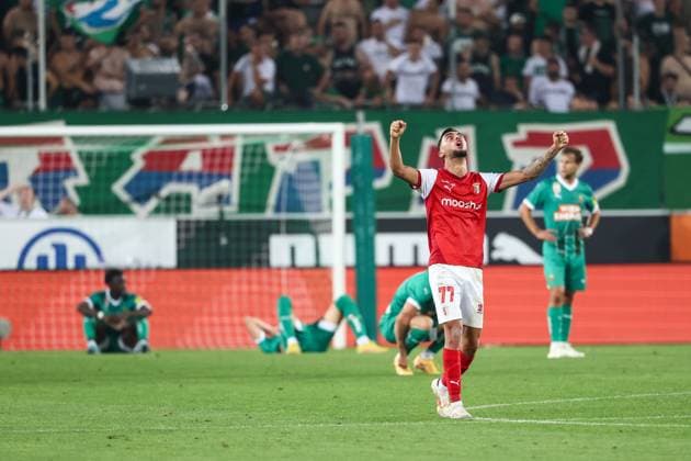 SOCCER - UEFA EL, Rapid vs Braga VIENNA,AUSTRIA,29.AUG.24 - SOCCER - UEFA Europa League, qualification, SK Rapid Wien vs Sporting Club de Braga. Image shows the rejoicing of Gabri Martinez (Braga) and the disappointment of Rapid.  GEPAxpictures xArminxRauthner