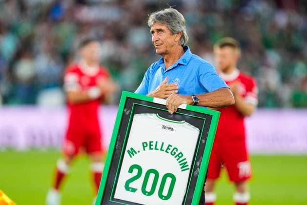 Bilder des Jahres 2024, Sport 08 August Sport Themen der Woche KW35 Sport Bilder des Tages August 29, 2024, Sevilla, Sevilla, SPAIN: Manuel Pellegrini, head coach of Real Betis, tribute for 200 matches during the UEFA Conference League play-off first leg, football match played between Real Betis and FC Kryvbas Kryvyi Rih at Benito Villamarin stadium on August 29, 2024, in Sevilla, Spain. Sevilla SPAIN - ZUMAa181 20240829_zaa_a181_074 Copyright: xJoaquinxCorcherox