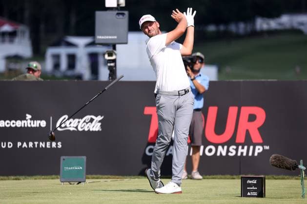 ATLANTA, GA - AUGUST 29: Wyndham Clark (USA) drops his club on his tee shot on the 15th hole during the opening round of the 2024 Tour Championship at on August 29, 2024 at East Lake Golf Club in Atlanta, Georgia. (Photo by Michael Wade Icon Sportswire) GOLF: AUG 29 PGA, Golf Herren FedExCup Playoffs - TOUR Championship EDITORIAL USE ONLY Icon08292492