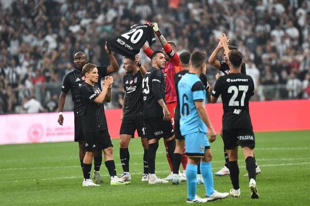 Goalkeeper Mert Günok raised the jersey of the injured Necip Uysal while celebrating after the UEFA Europa League Play-Offs Second Leg match between Besiktas and Lugano at Besiktas Park on August 29, 2024 in Istanbul, Turkey. Istanbul Turkey Copyright: xSeskimphotox Besiktas-Lugano_29824 (38)