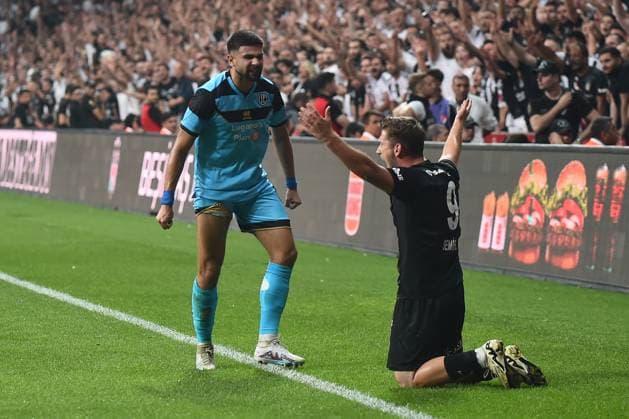 Semih Kilicsoy (R) of Besiktas and Antonios Papadopoulos (L) of Lugano battle for the ball during the UEFA Europa League Play-Offs Second Leg match between Besiktas and Lugano at Besiktas Park on August 29, 2024 in Istanbul, Turkey. Istanbul Turkey Copyright: xSeskimphotox Besiktas-Lugano_29824 (56)