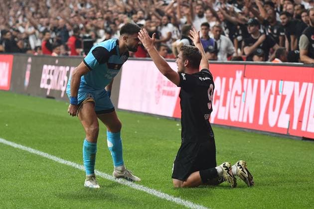 Semih Kilicsoy (R) of Besiktas and Antonios Papadopoulos (L) of Lugano battle for the ball during the UEFA Europa League Play-Offs Second Leg match between Besiktas and Lugano at Besiktas Park on August 29, 2024 in Istanbul, Turkey. Istanbul Turkey Copyright: xSeskimphotox Besiktas-Lugano_29824 (58)