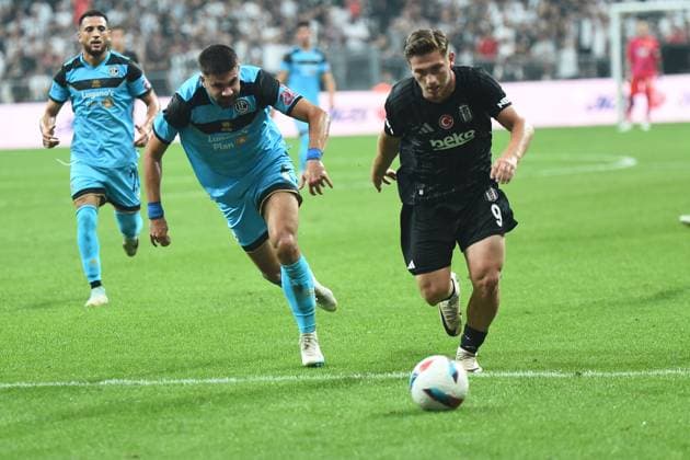 Semih Kilicsoy (R) of Besiktas and Antonios Papadopoulos (L) of Lugano battle for the ball during the UEFA Europa League Play-Offs Second Leg match between Besiktas and Lugano at Besiktas Park on August 29, 2024 in Istanbul, Turkey. Istanbul Turkey Copyright: xSeskimphotox Besiktas-Lugano_29824 (86)