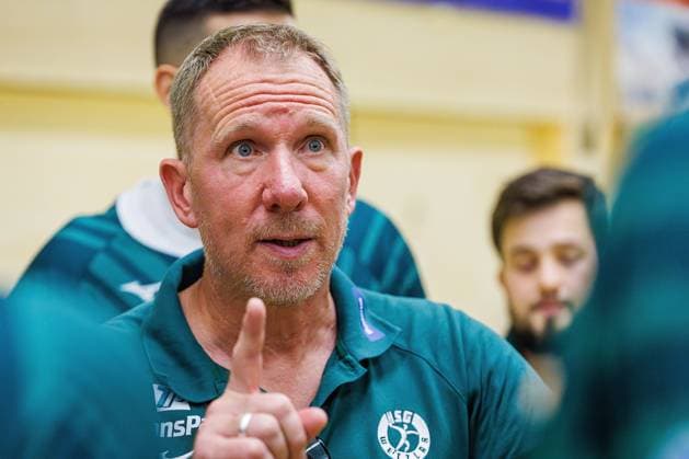 29 08 2024, xovx, Handball Bundesliga Testspiel, HSG Wetzlar TSV Bayer Dormagen Coach Frank Carstens HSG Wetzlar takes his team to task during the time-out Wetzlar Dutenhofen Sporthalle Hessen Germany EN