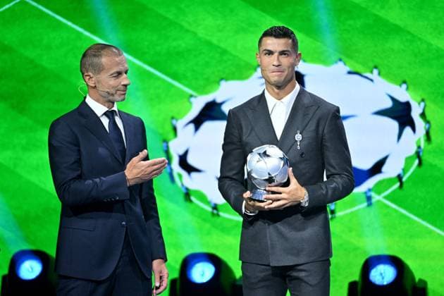 Cristiano Ronaldo recoit le prix de meilleur buteur de tous les temps lors du tirage au sort UEFA pour la saison 2024 2025 au forum Grimaldi Ã Monaco Aleksander Ceferin, le prÃ sident de l UEFA, et Cristiano Ronaldo durant le tirage au sort des rencontres de la phase rÃ guliere de la Ligue des champions pour la saison 2024-2025 et remises du prix du meilleur buteur de tous les temps de l UEFA Champions League Ã Cristiano Ronaldo et du Prix du prÃ sident de l UEFA 2024 Ã Gianluigi Buffon, au Grimaldi Forum Ã Monaco, le 29 aoÃ»t 2024. Bruno Bebert Bestimage C.Ronaldo receives the award for all-time top scorer at the UEFA draw for the 2024 2025 season at the Grimaldi Forum in Monaco on august 29th 2024 Monaco Monaco  Copyright: xBrunoxBebertx xBestimagexBrunoxBebertx xBestimagex