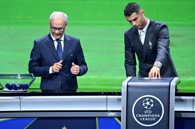 Cristiano Ronaldo recoit le prix de meilleur buteur de tous les temps lors du tirage au sort UEFA pour la saison 2024 2025 au forum Grimaldi Ã Monaco Giorgio Marchetti, le vice secrÃ taire gÃ nÃ ral de l UEFA, et Cristiano Ronaldo durant le tirage au sort des rencontres de la phase rÃ guliere de la Ligue des champions pour la saison 2024-2025 et remises du prix du meilleur buteur de tous les temps de l UEFA Champions League Ã Cristiano Ronaldo et du Prix du prÃ sident de l UEFA 2024 Ã Gianluigi Buffon, au Grimaldi Forum Ã Monaco, le 29 aoÃ»t 2024. Bruno Bebert Bestimage C.Ronaldo receives the award for all-time top scorer at the UEFA draw for the 2024 2025 season at the Grimaldi Forum in Monaco on august 29th 2024 Monaco Monaco  Copyright: xBrunoxBebertx xBestimagexBrunoxBebertx xBestimagex