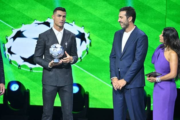 Cristiano Ronaldo recoit le prix de meilleur buteur de tous les temps lors du tirage au sort UEFA pour la saison 2024 2025 au forum Grimaldi Ã Monaco Cristiano Ronaldo, Gianluigi Buffon et Reshmin Chowdhury durant le tirage au sort des rencontres de la phase rÃ guliere de la Ligue des champions pour la saison 2024-2025 et remises du prix du meilleur buteur de tous les temps de l UEFA Champions League Ã Cristiano Ronaldo et du Prix du prÃ sident de l UEFA 2024 Ã Gianluigi Buffon, au Grimaldi Forum Ã Monaco, le 29 aoÃ»t 2024. Bruno Bebert Bestimage C.Ronaldo receives the award for all-time top scorer at the UEFA draw for the 2024 2025 season at the Grimaldi Forum in Monaco on august 29th 2024 Monaco Monaco  Copyright: xBrunoxBebertx xBestimagexBrunoxBebertx xBestimagex