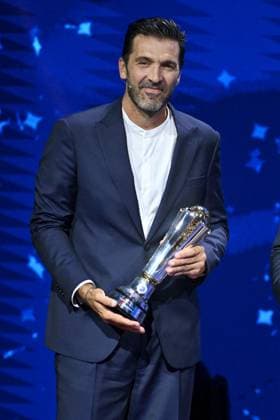 Sport Bilder des Tages Cristiano Ronaldo recoit le prix de meilleur buteur de tous les temps lors du tirage au sort UEFA pour la saison 2024 2025 au forum Grimaldi Ã Monaco Gianluigi Buffon durant le tirage au sort des rencontres de la phase rÃ guliere de la Ligue des champions pour la saison 2024-2025 et remises du prix du meilleur buteur de tous les temps de l UEFA Champions League Ã Cristiano Ronaldo et du Prix du prÃ sident de l UEFA 2024 Ã Gianluigi Buffon, au Grimaldi Forum Ã Monaco, le 29 aoÃ»t 2024. Bruno Bebert Bestimage C.Ronaldo receives the award for all-time top scorer at the UEFA draw for the 2024 2025 season at the Grimaldi Forum in Monaco on august 29th 2024 Monaco Monaco  Copyright: xBrunoxBebertx xBestimagexBrunoxBebertx xBestimagex