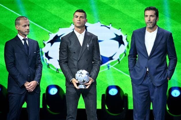 Cristiano Ronaldo recoit le prix de meilleur buteur de tous les temps lors du tirage au sort UEFA pour la saison 2024 2025 au forum Grimaldi Ã Monaco Aleksander Ceferin, le prÃ sident de l UEFA, Cristiano Ronaldo et Gianluigi Buffon durant le tirage au sort des rencontres de la phase rÃ guliere de la Ligue des champions pour la saison 2024-2025 et remises du prix du meilleur buteur de tous les temps de l UEFA Champions League Ã Cristiano Ronaldo et du Prix du prÃ sident de l UEFA 2024 Ã Gianluigi Buffon, au Grimaldi Forum Ã Monaco, le 29 aoÃ»t 2024. Bruno Bebert Bestimage C.Ronaldo receives the award for all-time top scorer at the UEFA draw for the 2024 2025 season at the Grimaldi Forum in Monaco on august 29th 2024 Monaco Monaco  Copyright: xBrunoxBebertx xBestimagexBrunoxBebertx xBestimagex