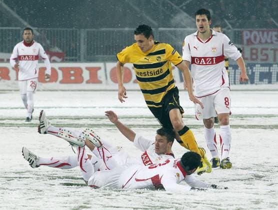 01 12 10 Young Boys Bern VfB Stuttgart Switzerland, Bern, 01 12 2010, Football, UEFA Europa League, Young Boys Bern VfB Stuttgart 4 2 v l David Degen Young Boys Bern , Ermin Bicakcic, Cristian Molinaro both VfB Stuttgart