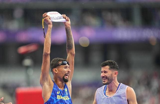 Sport Themen der Woche KW35 August 30 2024: Julio Cesar Dos Santos Agripino of Brazil wins gold in Men s 5000m - T11 Final during the Paris 2024 Paralympic Games at Stade de France, Paris, France. CSM. Paris France - ZUMAc04_ 20240830_zma_c04_014 Copyright: xUlrikxPedersenx