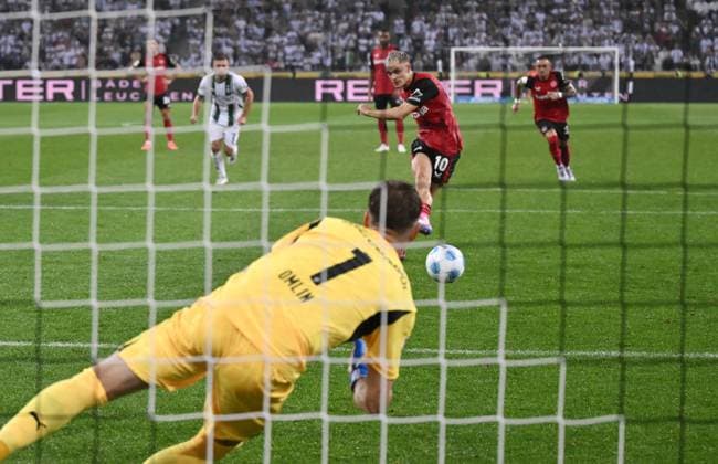 Florian Wirtz Bayer 04 Leverkusen converts the penalty against goalkeeper Jonas Omlin Borussia Moenchengladbach for the 2 3 winning goal 23 08 2024, Soccer 1 Bundesliga, 1 Matchday, Season 2024 2025 Borussia Mönchengladbach Bayer 04 Leverkusen 2 3 Moenchengladbach Borussia Park Nordrhein Westfalen Germany Team2
