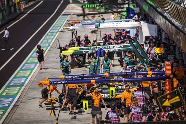 McLaren F1 Team, pitlane, during the Formula 1 Pirelli Gran Premio d’Italia 2024, Italian Grand Prix 2024, 16th round of the 2024 Formula One World Championship, WM, Weltmeisterschaft from August 30 to September 1, 2024 on the Autodromo Nazionale Monza, in Monza, Italy - F1 - ITALIAN GRAND PRIX 2024 DPPI Panoramic  240830_R16_ITALIA_DP_EA016283