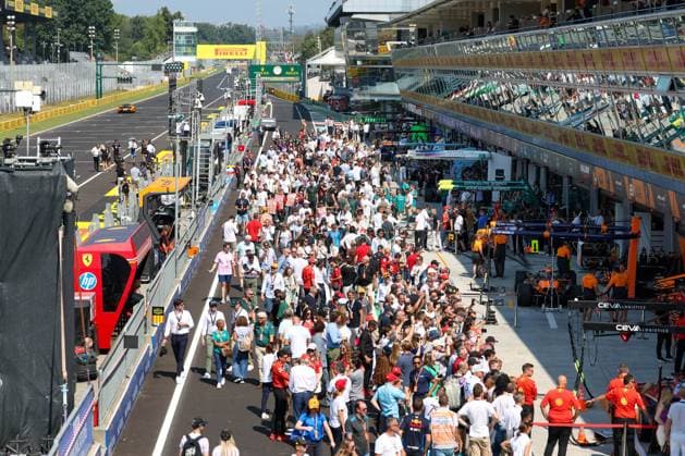 Many guests and VIPs in the pit lane, 1 Free Practice, Italian Grand Prix, Motorsport, Men, Formula 1, 30 08 2024 Monza Lombardy Italy Copyright: xkolbert-press ChristianxKolbertx