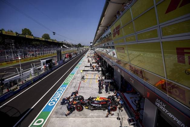 11 PEREZ Sergio (mex), Red Bull Racing RB20, action during the Formula 1 Pirelli Gran Premio d’Italia 2024, Italian Grand Prix 2024, 16th round of the 2024 Formula One World Championship, WM, Weltmeisterschaft from August 30 to September 1, 2024 on the Autodromo Nazionale Monza, in Monza, Italy - F1 - ITALIAN GRAND PRIX 2024 DPPI Panoramic  240830_R16_ITALIA_DP_EA024467