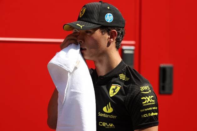 30 08 2024, xsvx, Motorsport FIA Formula 1, Italian Grand Prix 2024 emspor, v l Oliver Bearman rushes through the paddock holding his right eye FIA REGULATIONS PROHIBIT ANY USE OF PHOTOGRAPHS as IMAGE SEQUENCES and or QUASI VIDEO Monza