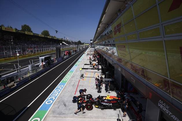 11 PEREZ Sergio (mex), Red Bull Racing RB20, action during the Formula 1 Pirelli Gran Premio d’Italia 2024, Italian Grand Prix 2024, 16th round of the 2024 Formula One World Championship, WM, Weltmeisterschaft from August 30 to September 1, 2024 on the Autodromo Nazionale Monza, in Monza, Italy - F1 - ITALIAN GRAND PRIX 2024 DPPI Panoramic  240830_R16_ITALIA_DP_EA024481